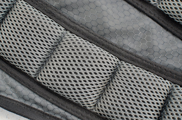 精细的拼接细节上的多功能背包，理想的那些寻找风格和功能。图片下载