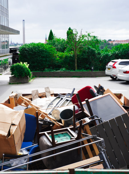 在停车场的一个集装箱里被丢弃的家具图片下载