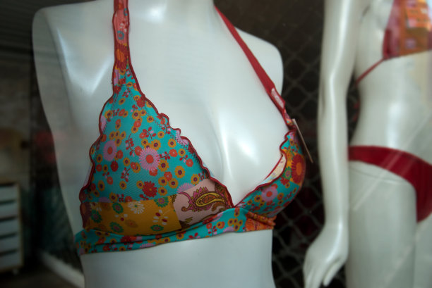时装店陈列室里，模特身上的彩色胸罩图片下载