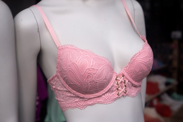 时装店陈列室里，模特身上的粉色胸罩图片下载