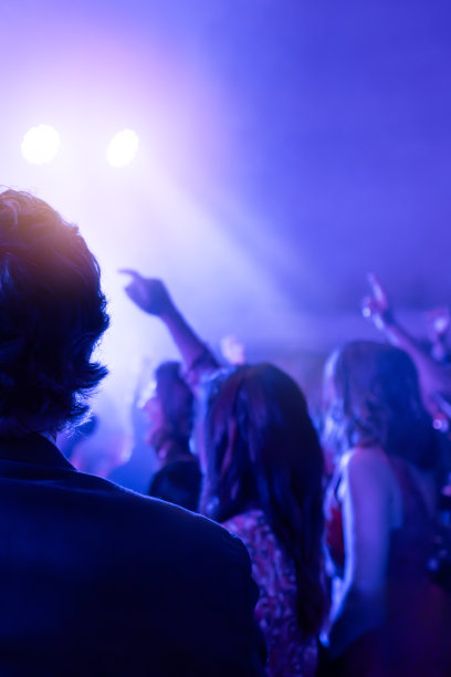 举起手来。夜生活和迪斯科的概念。人们在俱乐部聚会上跳舞。图片下载