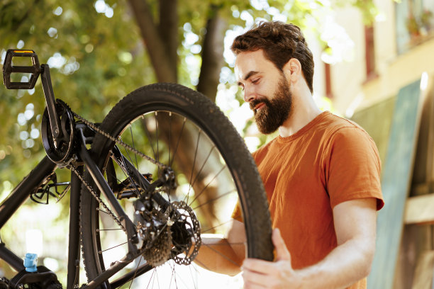 男性骑车人检查损坏的自行车图片下载