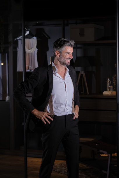 高兴的成熟商人站在更衣室里图片下载