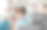 快乐、放松或与家人一起观看电视节目、网络订阅电影或流媒体服务电影、视频或有线频道。躺椅，bond或家里的人看电视，娱乐或节目图片下载