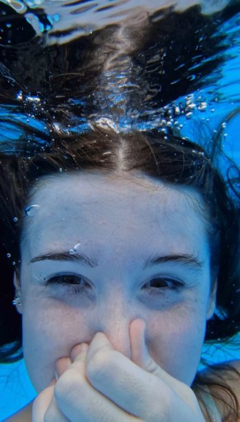 在泳池里潜水图片下载