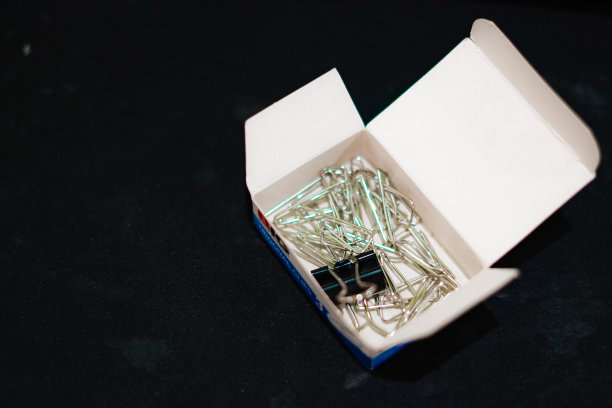 回形针和盒子图片下载