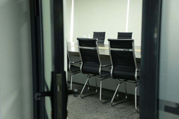 室内有现代化的会议室、会议室。里面没人图片下载