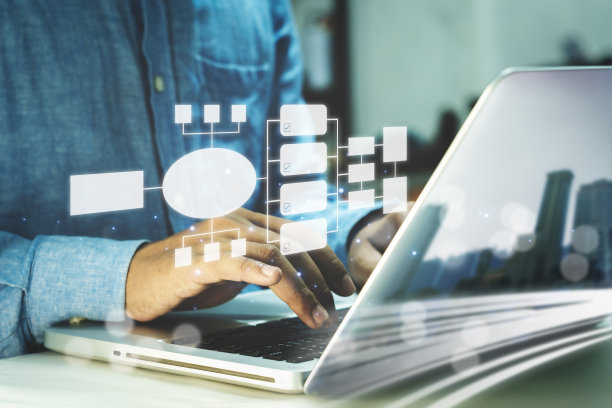 商务人士用商业模型在台式笔记本电脑上为销售、服务和生产制定商业计划，并根据成本和收入价值从主要投资者那里制定预算。图片下载