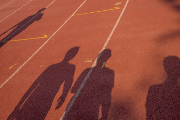 慢跑跑道为跑步与影子和脚的人走和跑。图片下载