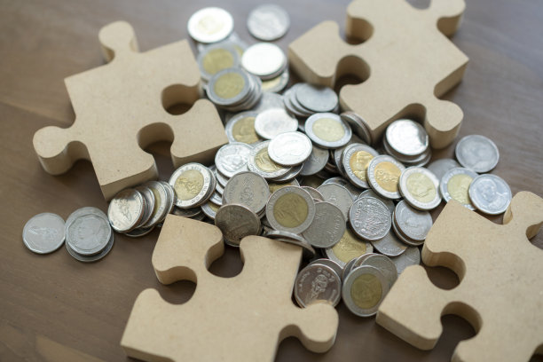 硬币与钱币拼图，理财与投资理念图片下载
