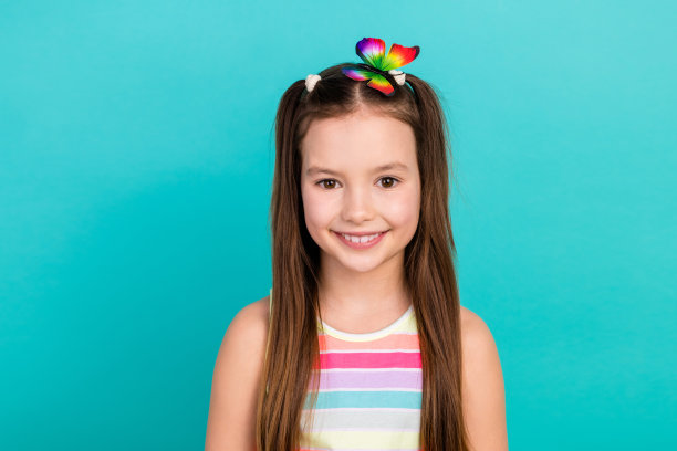 可爱的积极的女孩穿着时髦的坦克照片有乐趣夏天的周末玩狩猎蝴蝶孤立的蓝色背景图片下载