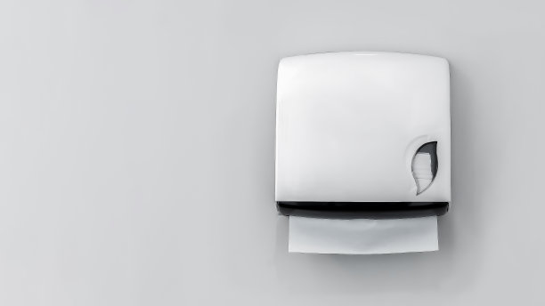 浴室里白色背景的一盒卫生纸图片下载