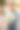 一个漂亮的女人手里拿着一束新鲜的白色马提拉花图片下载