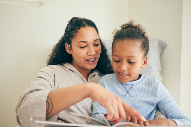 书籍，阅读和母亲与孩子在床上的亲密时间，教和学习在快乐的家。爱，讲故事和妈妈和孩子，幻想故事和帮助有趣的知识在卧室一起。图片下载