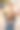 女人手里捧着一大束洋蓟花。图片下载