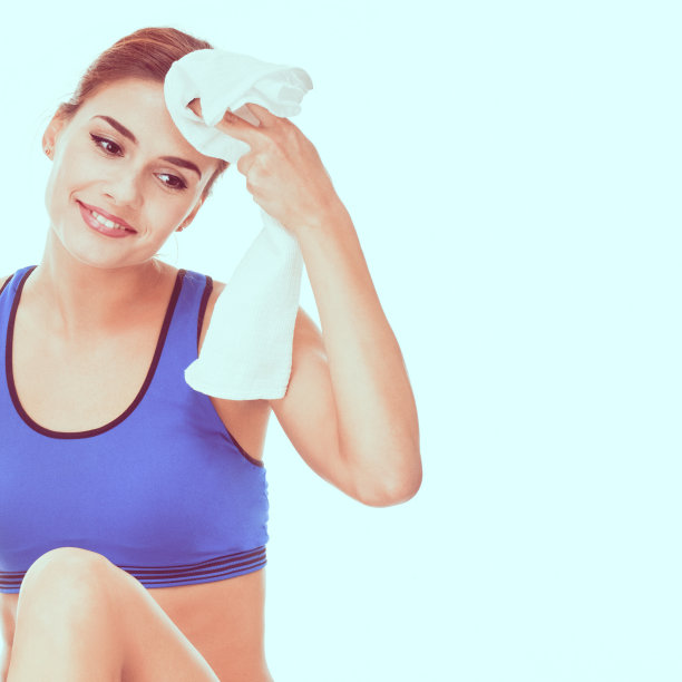 疲惫的女运动员正在休息图片下载