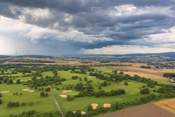 高尔夫球场上空乌云密布图片下载