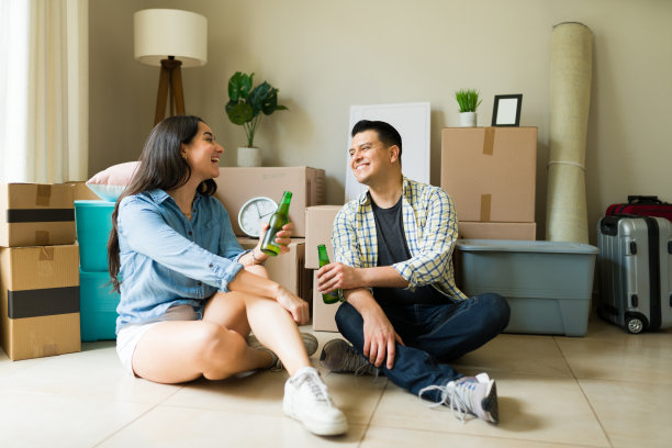 一对喜气洋洋的夫妇在同居后笑着喝着啤酒图片下载