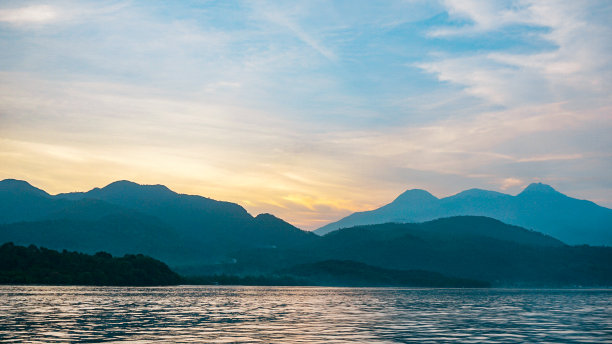彩绘的山脉图片下载