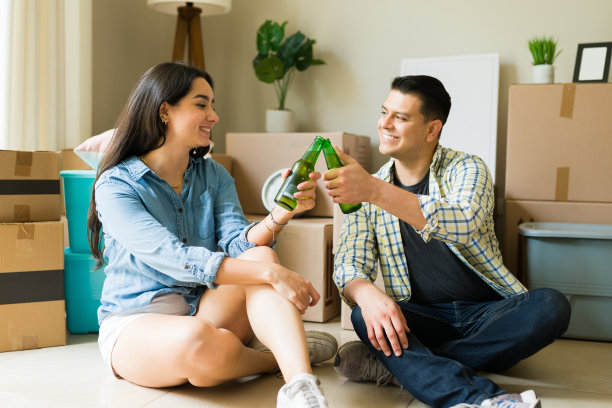 一对迷人的夫妇庆祝他们得到了新公寓图片下载