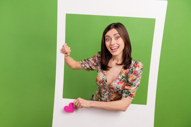 激动迷人的人的照片捧着心，就像在绿色背景上隔离的通知纸相册卡图片下载