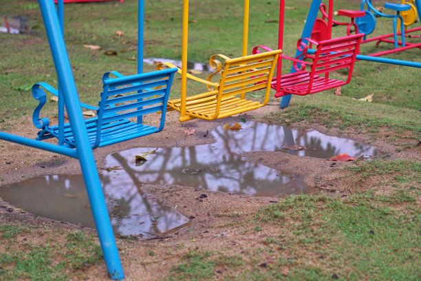 雨后的旧公园秋千。图片下载