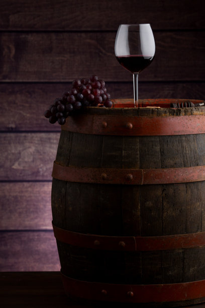 木桶上的红酒瓶和酒杯图片下载