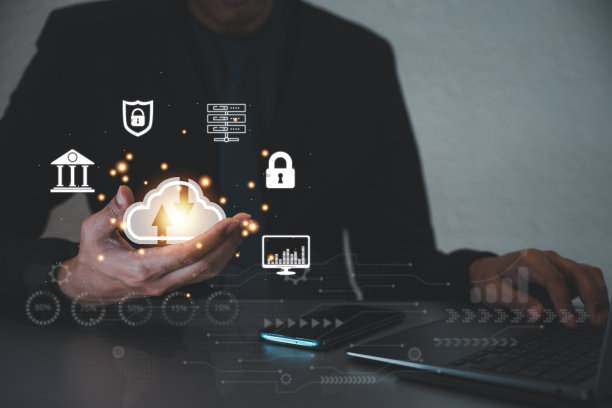 一个人显示了带有云计算图的虚拟屏幕图片下载