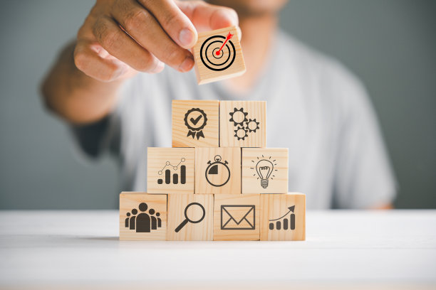 手工精心排列的木块堆叠图片下载