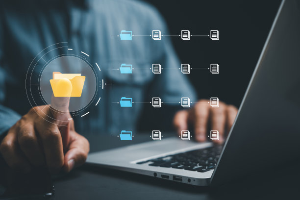 一个女商人的手指将人们的注意力引向一个虚拟的现代屏幕，屏幕上显示着文档管理系统图片下载