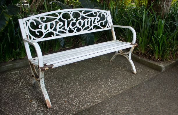 一把锈迹斑斑的白色铁椅子，上面写着欢迎的标志图片下载