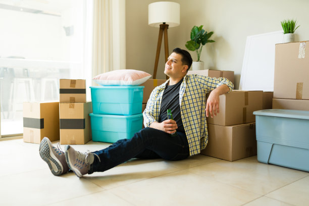 搬进新房子的年轻人看起来很开心图片下载