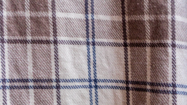 以格子布为背景的棕色布料图片下载