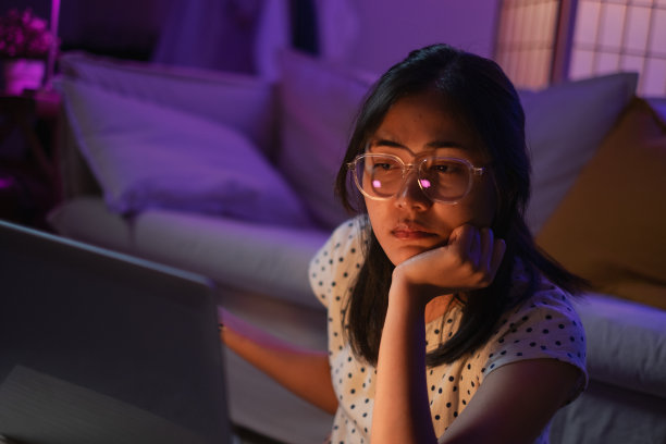 年轻的亚洲女性自由职业者或学生正在工作到深夜。超负荷的概念，过度工作和耗尽工作。劳累，疲惫，疲劳和困倦的工作在前面图片下载