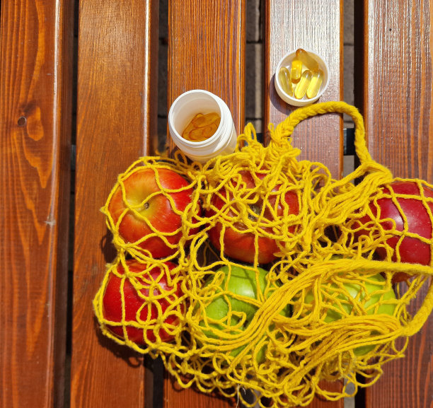 多汁的苹果装在环保的黄色袋子里，还有维他命。不寻常的照片。健康的生活方式图片下载