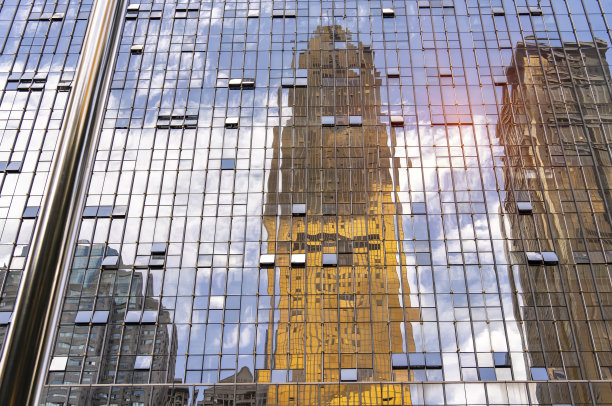 从下面看金色的巨型摩天大楼图片下载