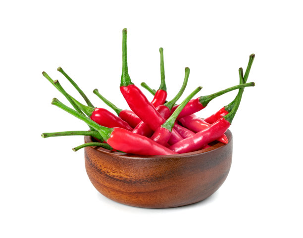 红色的新鲜辣椒与木碗孤立在白色的背景图片下载