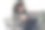 年轻的非裔美国黑人妇女正在放松地使用笔记本电脑。女人一边查看社交软件一边工作。通信与技术概念图片下载