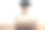 学校的孩子小女孩学习，坐在家里看着笔记本电脑做作业。教育的概念图片下载
