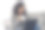 年轻的非裔美国黑人妇女正在放松地使用笔记本电脑。女人一边查看社交软件一边工作。通信与技术概念图片下载