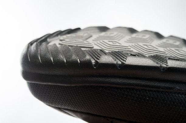 鞋底与胎面拍摄特写白色背景图片下载