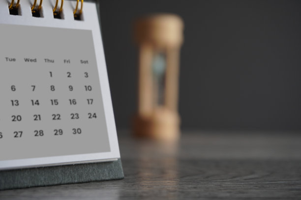 日历和沙漏的特写图像与复制空间。图片下载