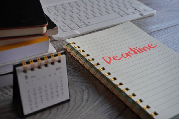 日历和文本截止日期在表上。图片下载