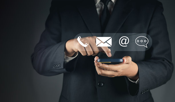 联系我们，商人之手触摸手机联系方式(电子邮件，地址，实时聊天，互联网wifi)图标。联系我们或客户支持热线人员联系。客户支持概念。图片下载