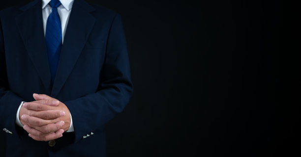 商人站在深色渐变背景上。经营理念。横幅的迹象。图片下载