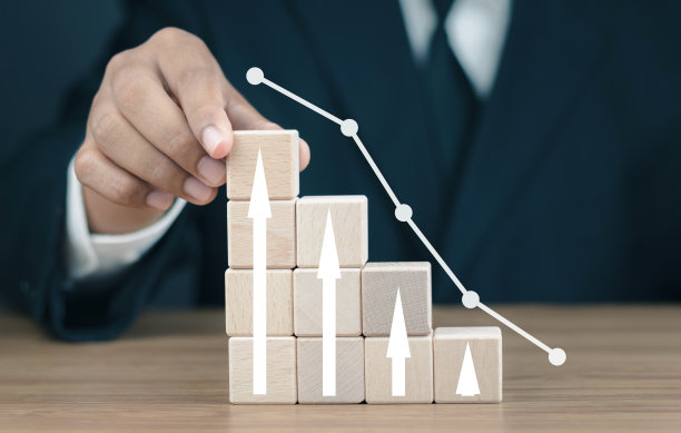 加息金融货币百分比概念，手摸木块与百分比符号和向上箭头，回报股票和共同基金，长期投资退休图片下载