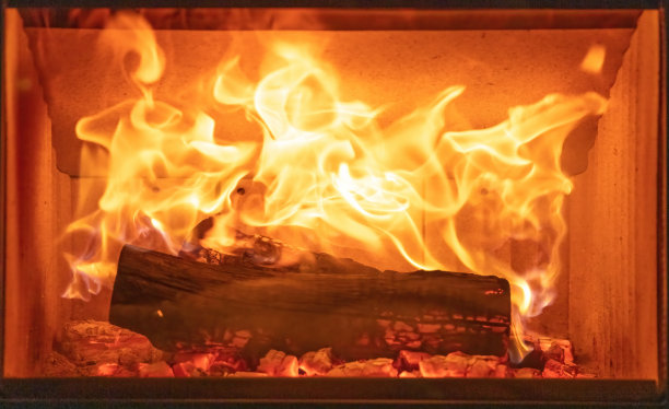 壁炉靠近，火焰熊熊，燃烧着原木，温暖冬日的家图片下载
