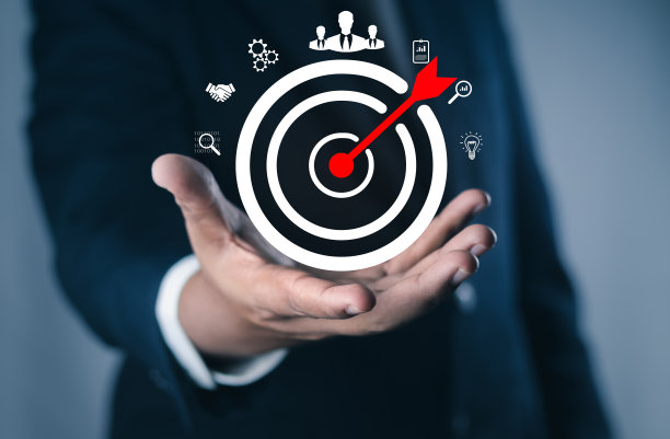 企业战略的概念和未来可持续的企业财务行动计划。手持目标板进行创意和设定业务目标目标和成功及业务目标概念。图片下载