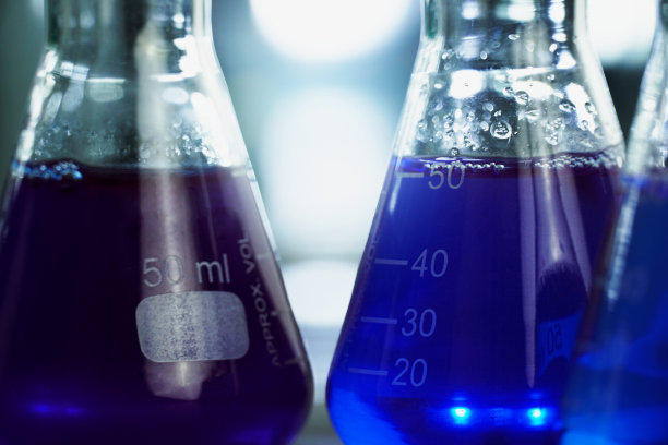 紫色溶液在科学实验室的烧瓶里图片下载