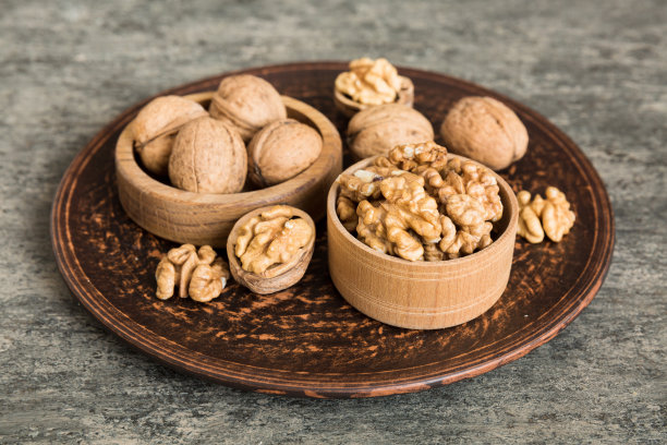 新鲜健康的核桃在碗在彩色的桌子背景。健康饮食bertholletia概念。超级食物图片下载